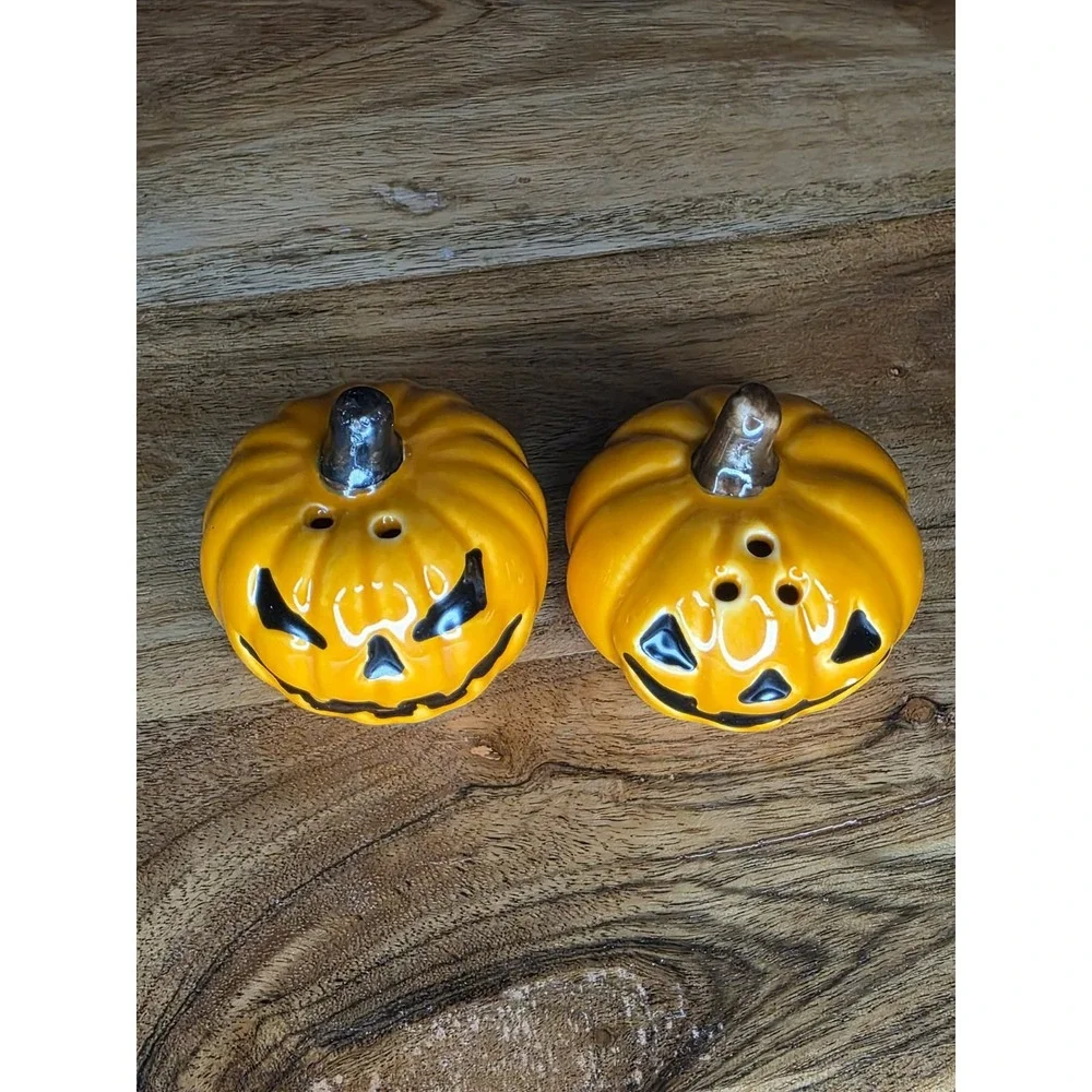 Halloween Jack O Lantern Salt and Pepper Shakers Ceramic Pumpkin Faces Set 2
